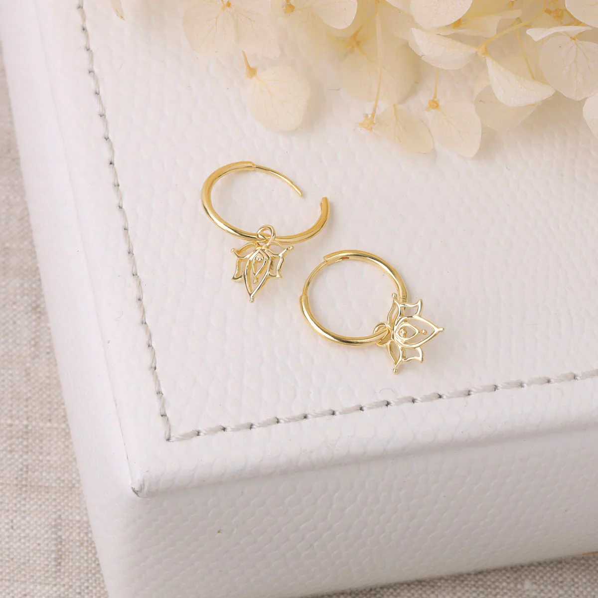 Dainty Lotus Huggies Gold - Image 3