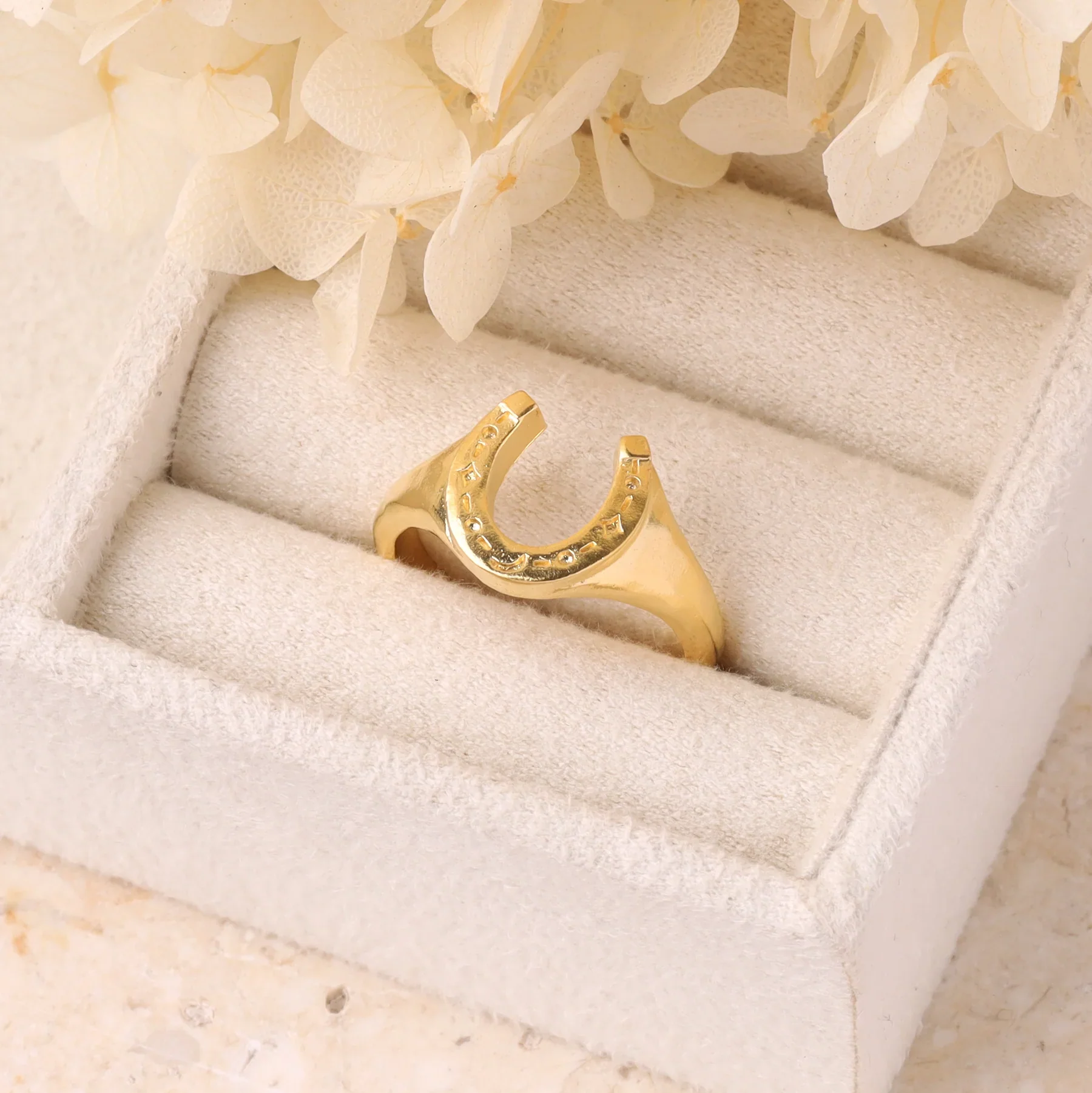 Lucky Horseshoe Ring Gold - Image 3