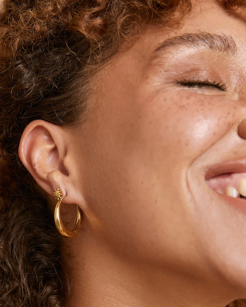 Riley Hoop Earrings Small - Gold - Image 4