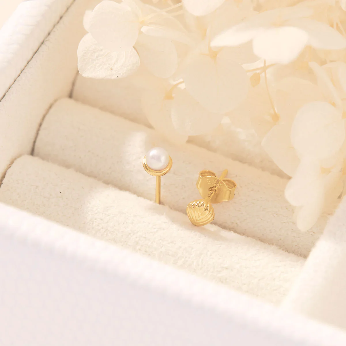 Venus Pearl Studs Gold - Image 3