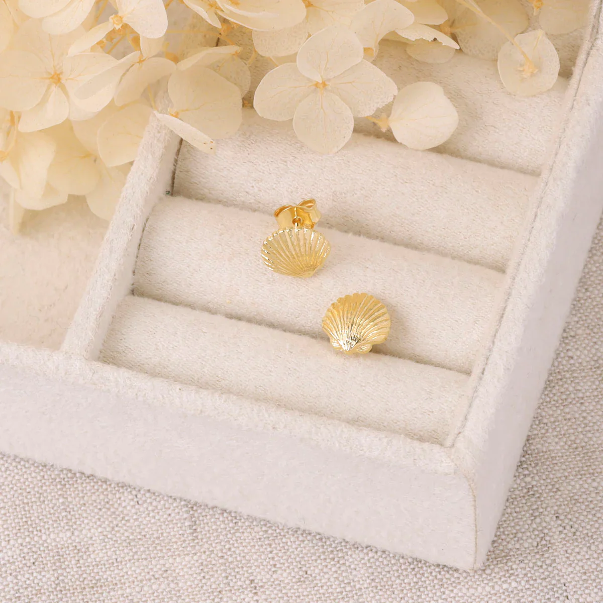 Sandshell Studs Gold - Image 3