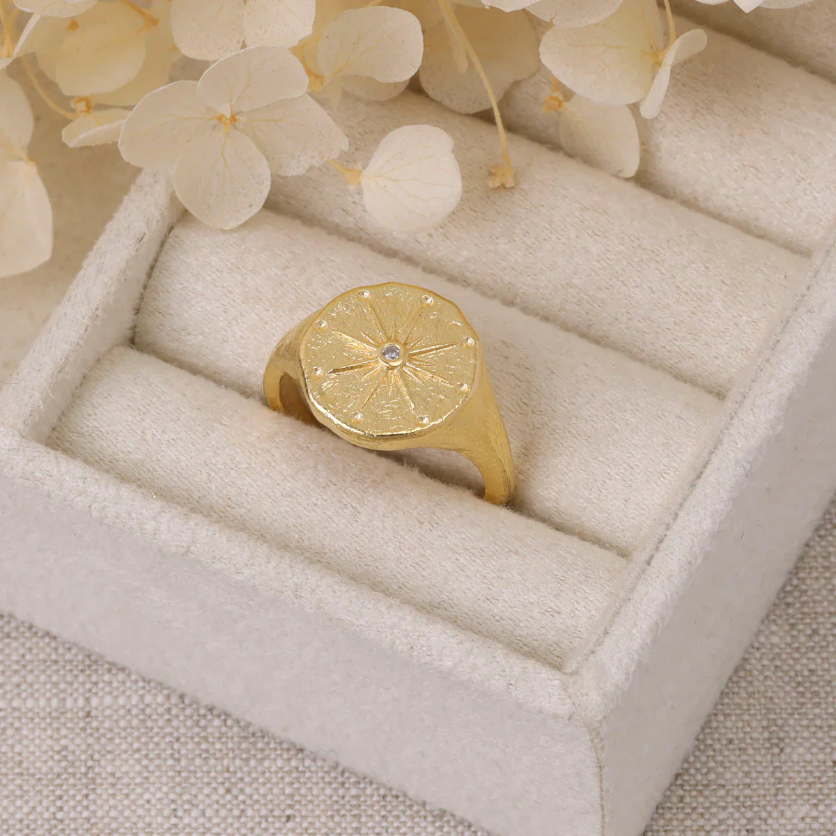 Seren Signet Ring Gold - Image 3